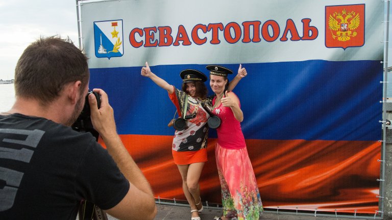 Хубаво е като гледаме към Крим, да се сещаме за Кърджали и Лудогорието