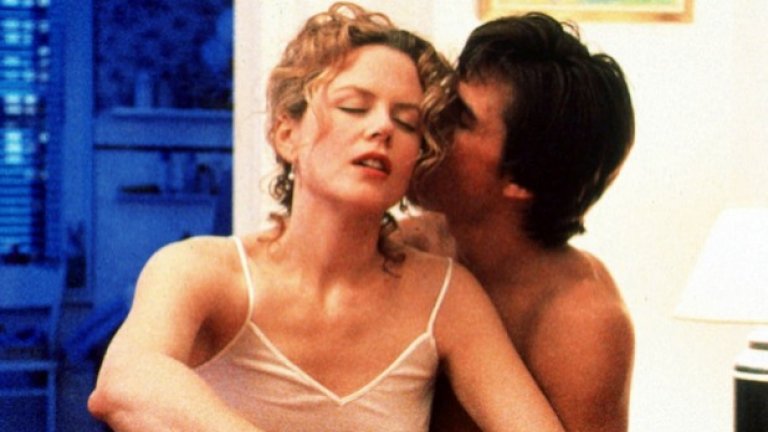 Широко затворени очи 
По времето, в което Никол Кидман и Том Круз снимат филма на Кубрик, те все още са щастливо женени и химията между тях е осезаема на екрана. 
"Широко затворени очи" не пести от откровени сцени и е трудно да се прецени коя от тях е най-запомняща се. И все пак кадрите, в които е включен секс-култът, са особено смразяващи, но и въздействащи.