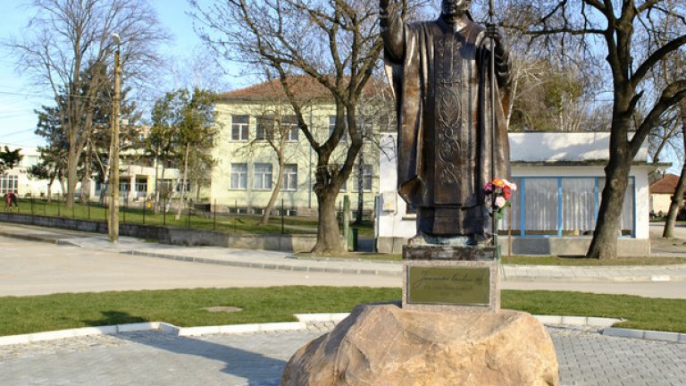 В Белене преобладаващото вероизповедание е католическото. Затова и в центъра на града се издига статуя на папа Йоан Павел II, разположена в приятна градинка