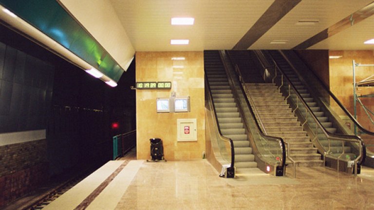 Моля стойте отдясно! (или как го правят европейците) - това е името на Facebook-група, която призовава към правилната употреба на ескалатора