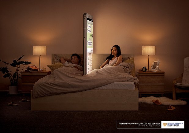 Реклама с гигантски смартфони показва на какво приличаме, когато загърбим нормалното общуване