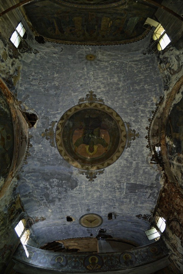 Дупки, появили се по тавана на еднокорабната църква, пропускат дъжда и влагата в самото сърце на святото място