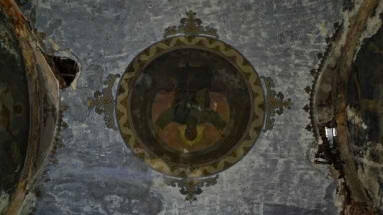 Дупки, появили се по тавана на еднокорабната църква, пропускат дъжда и влагата в самото сърце на святото място