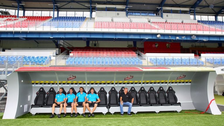 Треньорът на Виктория Пилзен ще дава наставления от гигантски бирен кен