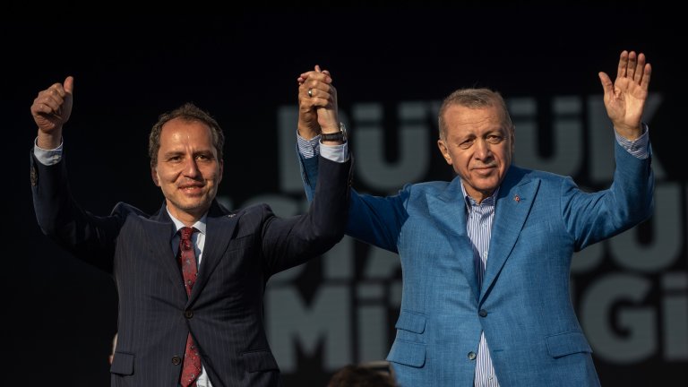Фатих Ербакан и Реджеп Ердоган преди изборите през 2023 г. 