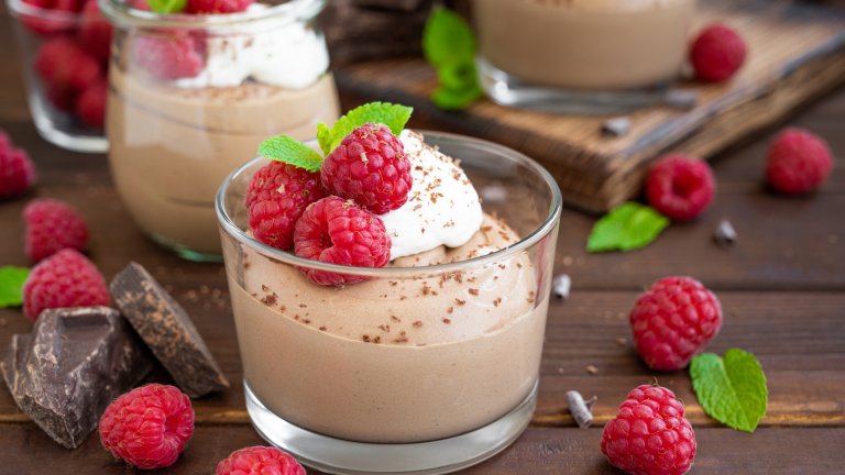 Шоколадов мусСамо в три съставки – какао, кокосово мляко и захар или подсладител по избор. В дълбока купа изсипваме консерва пълномаслено кокосово мляко и разбиваме с миксер до въздушна смес. После слагаме 4-5 супени лъжици висококачествено какао на прах и захар или подсладител според вкуса ни. 

Разбиваме отново до получаването на лек пухкав мус, който разпределяме в чаши и прибираме в хладилника за поне няколко часа. Сервираме със сметана и плодове по избор.