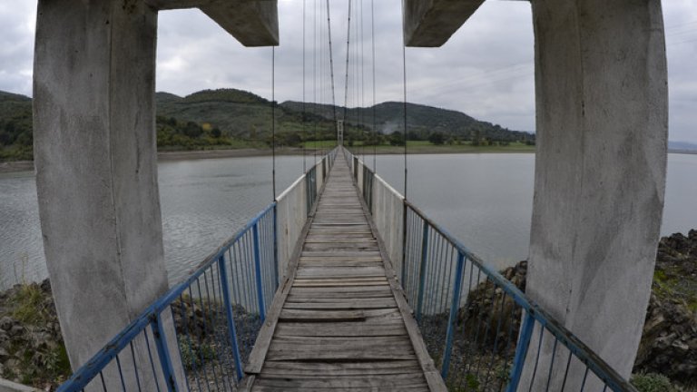  Язовир “Студен кладенец” е създаден в средата на 50-те години. Оттогава единствената връзка със света за село Лисиците е мостът. През 1993 г. придошлата вода на язовира отнася стария мост и близо до останките му е построен нов