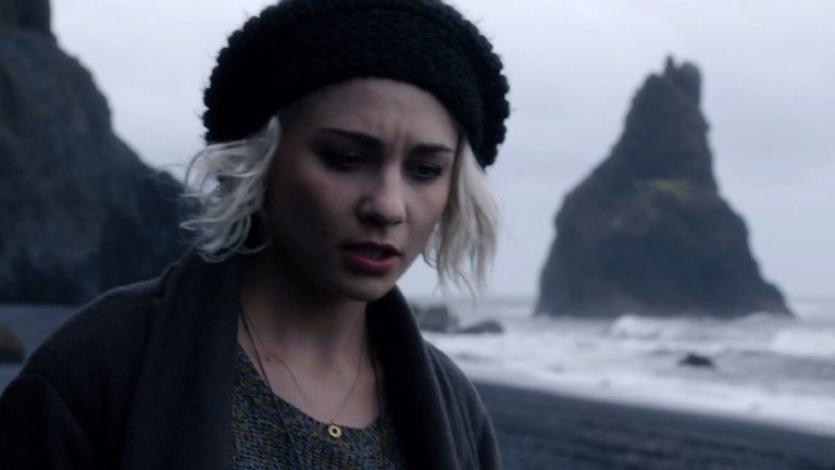 Sense8 (2015 - 2018) - 24 епизода
Дали Sense8 e наистина добър сериал или просто е любимо шоу за една неголяма, но гласовита част от съвременното общество е въпрос на разгорещени интернет дебати. Но вървящият по Netflix сериал, който е плод на сътрудничеството между Уашовски и Джей Майкъл Стражински, определено е нещо, което си струва да се гледа, най-малкото заради авангардния подход  към това, как трябва да изглежда един sci-fi сериал и заради многото актуални социални теми, които се засягат.
Проблемът на Sense8 е сходен с този на много от сериалите в този списък - високи разходи и неголям зрителски интерес. Епизодите на втория сезон се снимат при цена от около $9 млн. всеки и това тежи като воденичен камък за Netflix. В началото на юни компанията обяви, че спира шоуто след само два сезона. Феновете на сериала се вдигат на кампания и успяват да си издействат един финален двучасов епизод, който ще се излъчи през 2018 г.
Sense8 можеше да даде още поне един сезон, но за съжаление това няма да се случи.