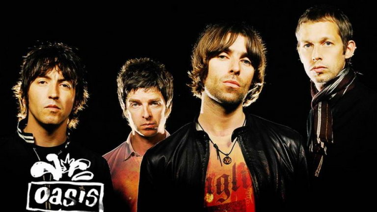 Oasis – Definitely Maybe (1994)
Blur срещу Oasis беше музикалната битка на бритпопа, която ще се помни с десетилетия, но що се отнася до дебютните албуми, манчестърската петица определено беше едни гърди напред. Вълнуващ, агресивен и зареден с рокендрол самочувствие и хитове като Live Forever и Supersonic, Definitely Maybe остава символ на 90-те – онова време, в което алтернативната музика побеждаваше всичко останало благодарение на явления като Oasis.
Лиъм Галахър, тогава 22-годишен, ръмжеше над пространствените и пронизващи китари и заедно с по-големия си брат Ноел се оформи като емблематичната рок звезда на десетилетието.