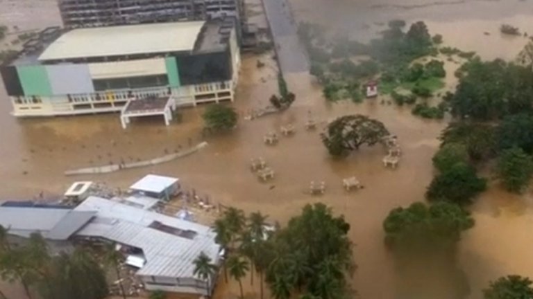 70 000 души са далеч от домовете си заради тропическа буря.