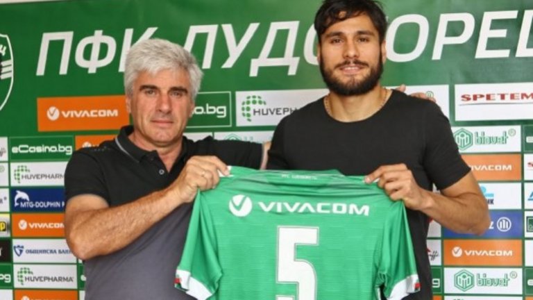 Хосе Паломино – 2,5 милиона евро
Трансферните операции на Кирил Домусчиев за това лято стартираха още в края на юни с продажбата на аржентинеца Хосе Паломино. Защитникът отиде в италианския Аталанта. Според медиите на Апенините, неговата цена е 4 милиона евро. Тънката подробност обаче се състои в това, че сигурната сума за Лудогорец при трансфера е 2,5 милиона, а останалите ще бъдат изплащани, в случай че футболистът изиграе определен брой мачове, което е обичайна практика на пазара. Каквото и да се случи, клубът от Разград в никакъв случай няма да бъде на загуба. Аржентинецът беше взет миналото лято със свободен трансфер от френския Метц, изигра 40 мача с екипа на Лудогорец и вкара два гола.