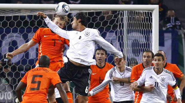 В края на миналата година Германия победи с 3:0 стария си враг Холандия, но контролите са едно, а Европейското съвсем друго