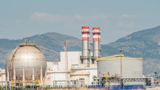 Островът е ценен транспортен хъб за Техеран и неговите горива