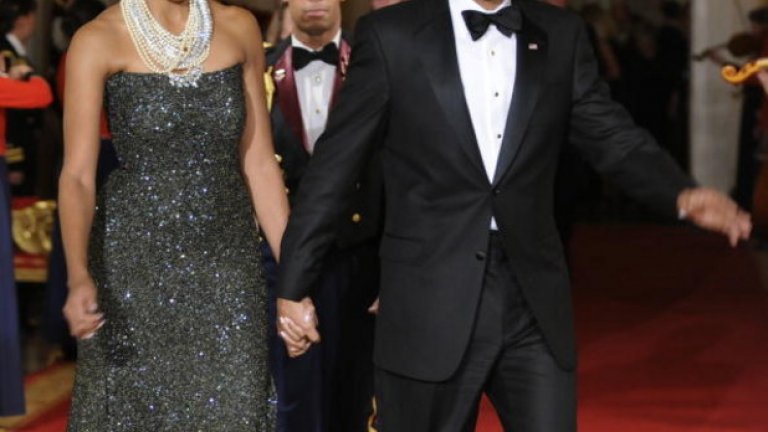 22-ри февруари, 2009-а година. Мишел Обама в блестяща сива рокля на Peter Soronen по време на официална вечеря в Белия дом.