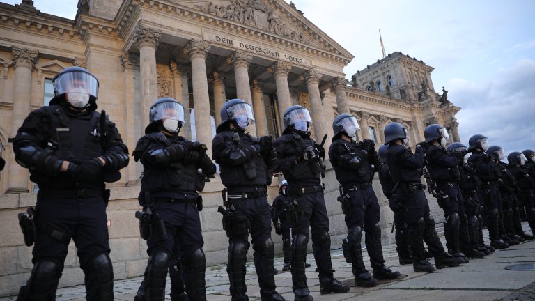 Пандемията се оказа изключително благодарна за всякакви антиправителствени екстремисти, чакащи удобен повод, за да яхнат вълната на общественото недоволство и невежество