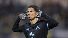 Левски измъкна победа с човек повече и увеличи преднината си на върха