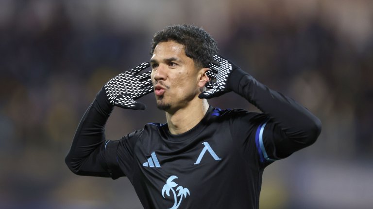 Левски измъкна победа с човек повече и увеличи преднината си на върха