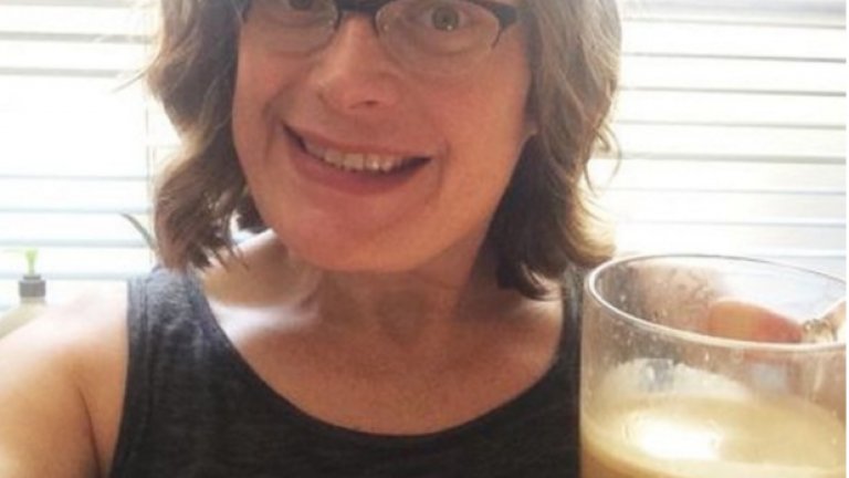 Instagram гръмна с таг #LillyWachowski. Хиляди хора споделиха снимки на по-малкия брат Анди, който съобщи че от днес вечеофициално иска да бъде наричан Лили. Той е минал през операция за промяна на пола - точно както направи и брат му Лари през 2012-та. От шест години Лари се нарича Лана
