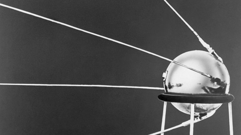 Сателитът Спутник, 1957 г.
Дизайнер: Сергей Корольов

Космическата надпревара между САЩ и СССР е един от най-значимите елементи в сблъсъка между двата гиганта в епохата на Студената война. А един от най-интересните му символи е Спутник - първият изкуствен сателит в орбита около Земята. Дизайнерът му Сергей Корольов иска не само да постигне практичност, но и красота. Технологията се превръща в изкуство, а Спутник е крайният продукт - лека сфера с диаметър под 60 см и четири антени, наподобяващи опашка на комета. Това е един от незабравимите символи на космическите изследвания.
