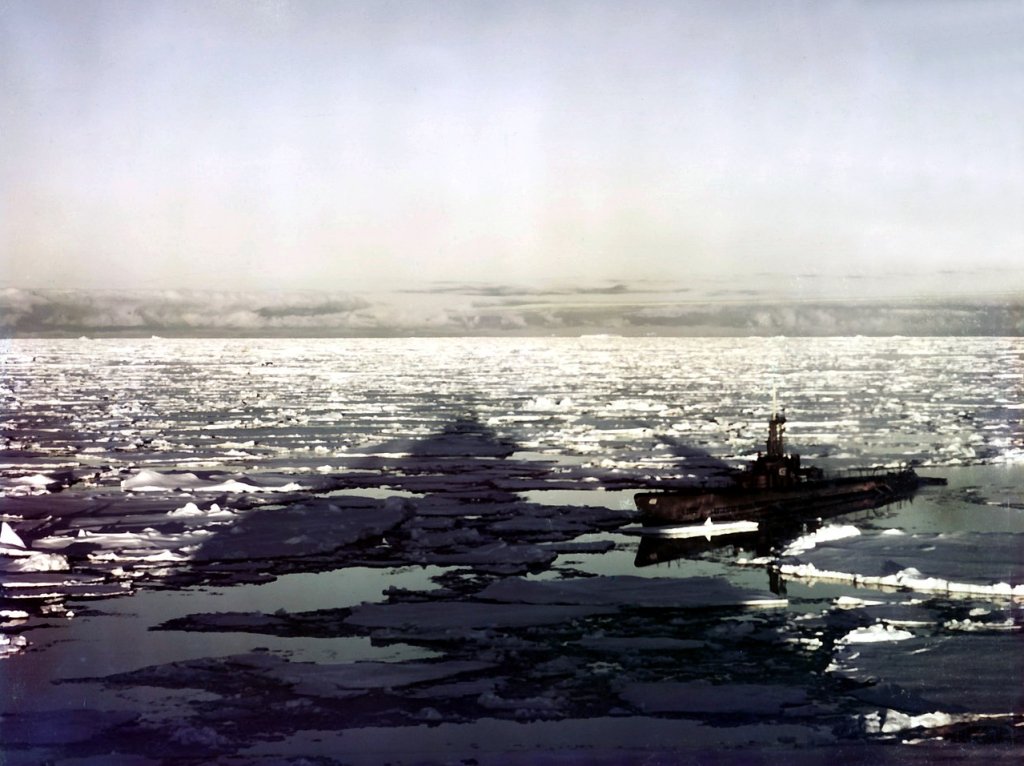 1280px-USS_Sennet_(SS-408)_in_Antartica_1947