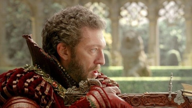 "Историята на историите"/The Tale of Tales
Италианският режисьор Матео Гароне спечели второто място в надпреварата за голямата награда в Кан за последния си филм "Риалити" (както и за предишния - "Гомора"), така че подобно на сънародника си Паоло Сорентино би трябвало да се очаква фестивалът да намери място и за новия му проект, независимо от качествата му. Гароне описва "Историята на историите" като "фентъзи филм с хорър елементи". Това е адаптация на приказки от от XVII век на Джамбатиста Базиле, която подобно на най-новия филм на Сорентино, е на английски. Салма Хайек, Джон С. Райли и Тони Джоунс са в главните роли