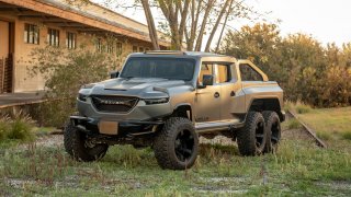 Rezvani Hercules е впечатляващ пикап с 6x6 задвижване