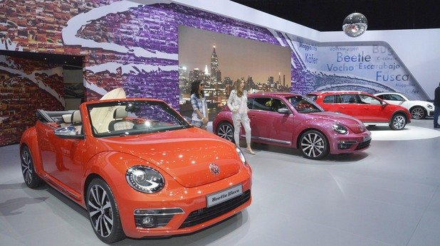 Историята продава 2
VW Beetle, представен от четири ретро модификации – интересен подход към американския пазар. Beetle остава важна част от гамата на марката в Щатите и ще се размине със съдбата на Eos и 3-вратата версия на Polo, които стават част от историята. Три от тези четири ретро версии на Beetle ще са на пазара още през 2016 година.