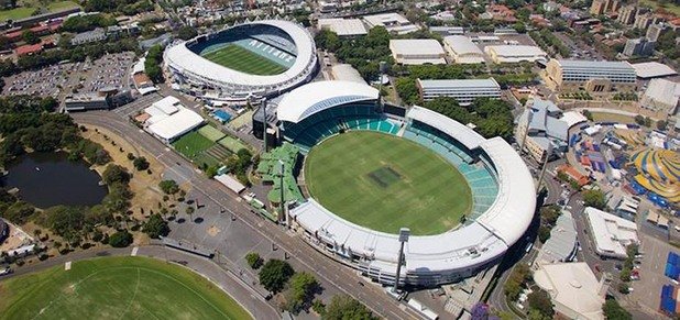 18. "Сидни Крикет Граунд" - крикет.
В този спорт, стар като света, има няколко легендарни арени. Първият мач на тази е изигран през 1882 г. между Австралия и Англия. От тогава стадионът търпи куп изменения, а през 1989-а е построен наново.
Но запазва дизайна и духа на старата арена, макар вече да е само за 44 000 зрители.