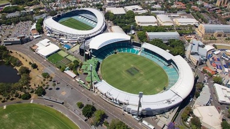 18. "Сидни Крикет Граунд" - крикет.
В този спорт, стар като света, има няколко легендарни арени. Първият мач на тази е изигран през 1882 г. между Австралия и Англия. От тогава стадионът търпи куп изменения, а през 1989-а е построен наново.
Но запазва дизайна и духа на старата арена, макар вече да е само за 44 000 зрители.