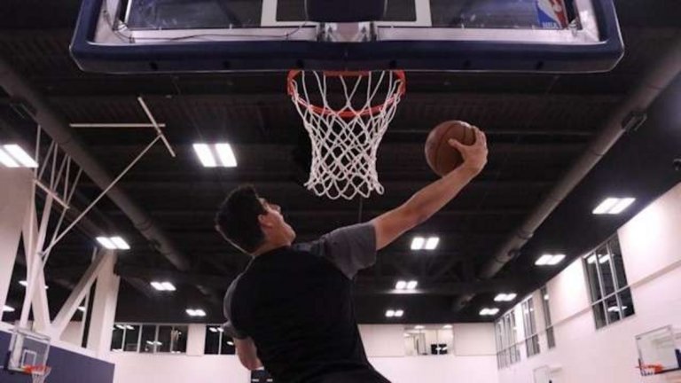 Тибо Куртоа: Контузва се по време на снимки на реклама
Вратарят пропусна дербито с Манчестър Юнайтед в неделя, след като се контузи по време на снимки на реклама на НБА. Звездата на Челси изкълчи глезена си при приземяване след стрелба към коша.