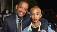 Уил Смит и Джейдън Смит
Да, Уил Смит има редица спорни решения в кариерата си, но с изпълннията си в "Преследване на щастието" и "Али" доказа актьорския си талант и си заслужи номинациите за "Оскар". Най-големият му син Джейдън също демонстрира талант като осемгодишен, партнирайки му в първия споменат филм, но с времето надеждите за неговото бъдеще се изпариха. Вместо да работи върху актьорските си способности, Джейдън сякаш е по-зает да се занимава с конспиративни теории и да се прави на рапър. Да, наследникът на Уил Смит все още е млад (роден е през 1998 г.) и с времето може да спре да бъде повод за шеги и да се утвърди като актьор. За момента обаче е доказателство, че крушата определено може да падне далеч от дървото.