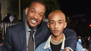 Уил Смит и Джейдън Смит
Да, Уил Смит има редица спорни решения в кариерата си, но с изпълннията си в "Преследване на щастието" и "Али" доказа актьорския си талант и си заслужи номинациите за "Оскар". Най-големият му син Джейдън също демонстрира талант като осемгодишен, партнирайки му в първия споменат филм, но с времето надеждите за неговото бъдеще се изпариха. Вместо да работи върху актьорските си способности, Джейдън сякаш е по-зает да се занимава с конспиративни теории и да се прави на рапър. Да, наследникът на Уил Смит все още е млад (роден е през 1998 г.) и с времето може да спре да бъде повод за шеги и да се утвърди като актьор. За момента обаче е доказателство, че крушата определено може да падне далеч от дървото.