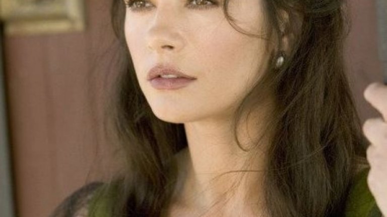 Катрин Зита Джоунс 
Всички познават актрисата като изтънчена и много стилна жена, която винаги блести на червения килим. Но в миналото (далечното минало) Катрин Зита Джоунс е била стриптизьорка и то с железен аргумент за заниманието си – бъдещата звезда е искала да събере пари за операция на носа. Е, Джоунс събира необходимите средства, преминава през желаната процедура и до днес е смятана за една от най-сексапилните жени на Холивуд.