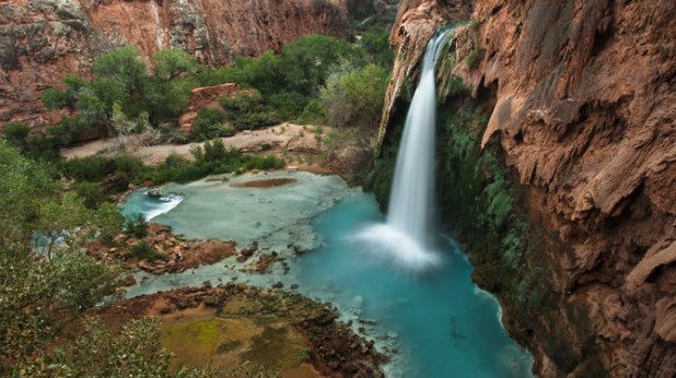 Водопадът и прилежащият към него басейн Хавасу в Хавасу Крийк в Гранд Каньон, Аризона примамват със синьо-зелени силно минерализирани води