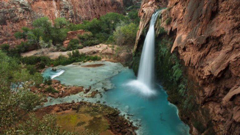 Водопадът и прилежащият към него басейн Хавасу в Хавасу Крийк в Гранд Каньон, Аризона примамват със синьо-зелени силно минерализирани води