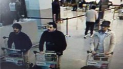 Тримата терористи на летище "Завентем". Мъжът със светлото яке не е успял да се самовзривили и се издирва от полицията