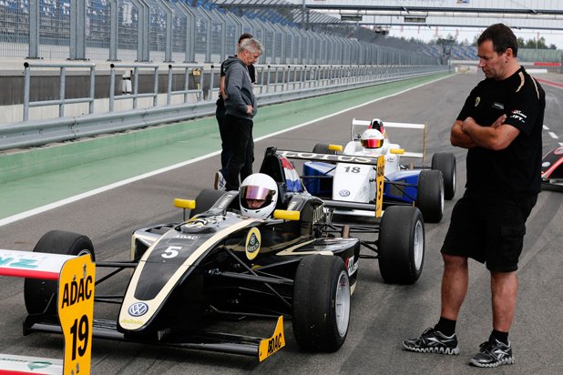 15-годишен българин прави тестове във Формула ADAC Мастърс