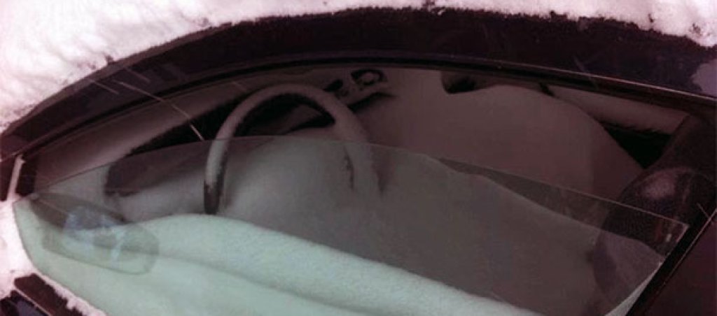 Да си забравиш прозореца на колата леко отворен, когато прогнозата е за снежна буря, не е готино