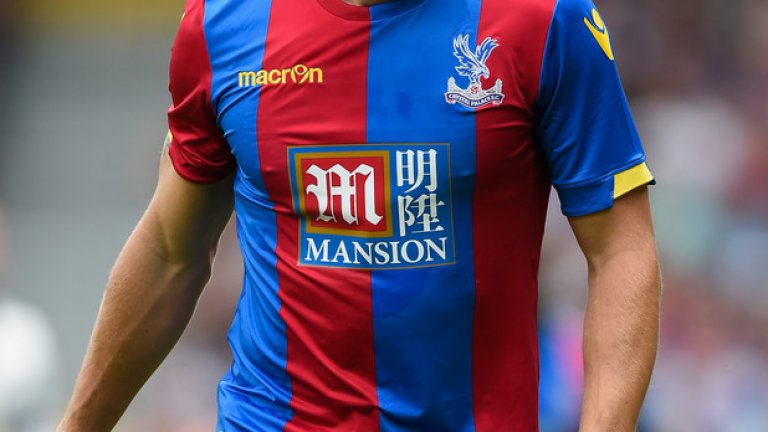 8. Кристъл Палас.
За три сезона Палас прогресира в тази насока и от преобладаващо червено като Байерн премина към наситено синьо като на Барса. Широките ленти са абсолютен хит. Топ дизайн на Macron.