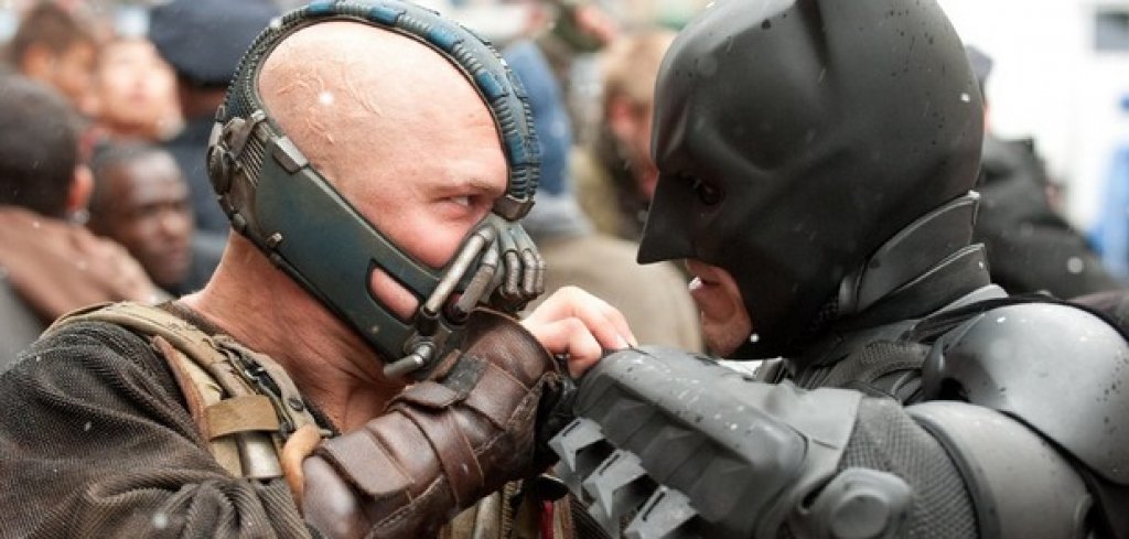 5. Том Харди като Бейн в The Dark Knight Rises (2012)
Да играеш само с очи. Това направи Том Харди в последния филм от трилогията на режисьора Кристофър Нолан за Батман. Неговият Бейн е мускулест терорист, който има нужда от специална маска, за да се бори с болката от контузения си гръбнак. Той е достатъчно силен, че да пречупи (буквално) Батман, но и достатъчно чувствителен, че да пусне някоя друга сълза пред любимата.