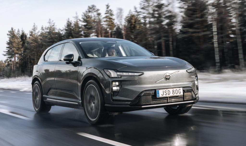 Volvo EX60Дори само новият дизайн на Volvo предполага пътуване на дълги разстояния с това голямо и просторно купе, снабдено с всякакви удобства. Иначе пробегът с едно зареждане е 640 километра с изглед да бъде подобрен с различни модификации.