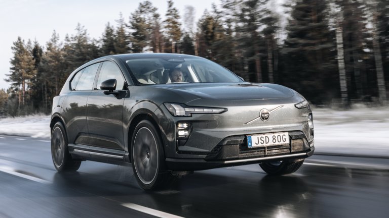 Volvo EX60Дори само новият дизайн на Volvo предполага пътуване на дълги разстояния с това голямо и просторно купе, снабдено с всякакви удобства. Иначе пробегът с едно зареждане е 640 километра с изглед да бъде подобрен с различни модификации.