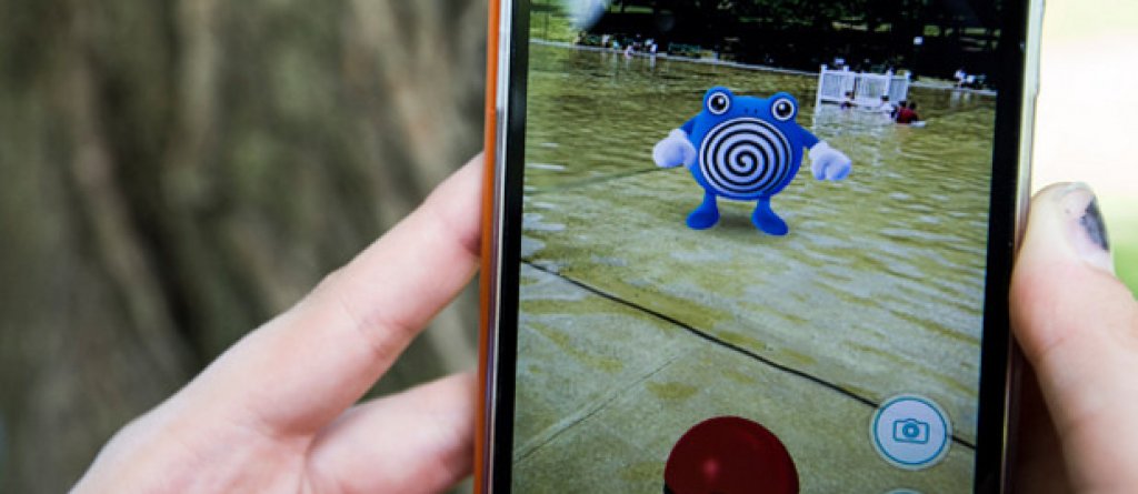 Pokemon Go: заради ционизъм и хазарт
През лятото на 2016 г. Саудитска Арабия обяви война на мобилния хит Pokemon Go. Властите излязоха с обяснението, че играта е проводник на ционизма и подстрекава хората към хазарт. Всъщност покемоните попаднаха в черния списък на Рияд още през 2001 г. - тогава се появиха първите карти с джобните чудовища, които геймърите можеха да си разменят. Но един от символите в Pokemon беше оприличен на Звездата на Давид и затова Саудитска Арабия смята малките чудовища за наистина зли и опасни.