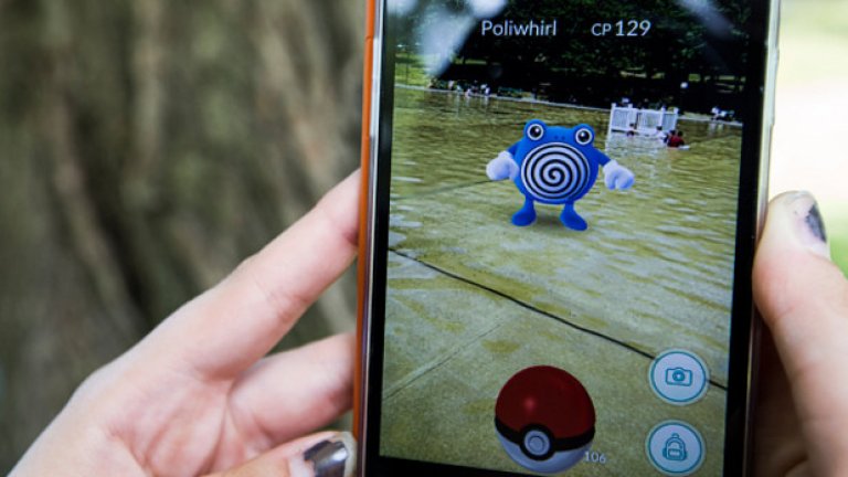 Pokemon Go: заради ционизъм и хазарт
През лятото на 2016 г. Саудитска Арабия обяви война на мобилния хит Pokemon Go. Властите излязоха с обяснението, че играта е проводник на ционизма и подстрекава хората към хазарт. Всъщност покемоните попаднаха в черния списък на Рияд още през 2001 г. - тогава се появиха първите карти с джобните чудовища, които геймърите можеха да си разменят. Но един от символите в Pokemon беше оприличен на Звездата на Давид и затова Саудитска Арабия смята малките чудовища за наистина зли и опасни.