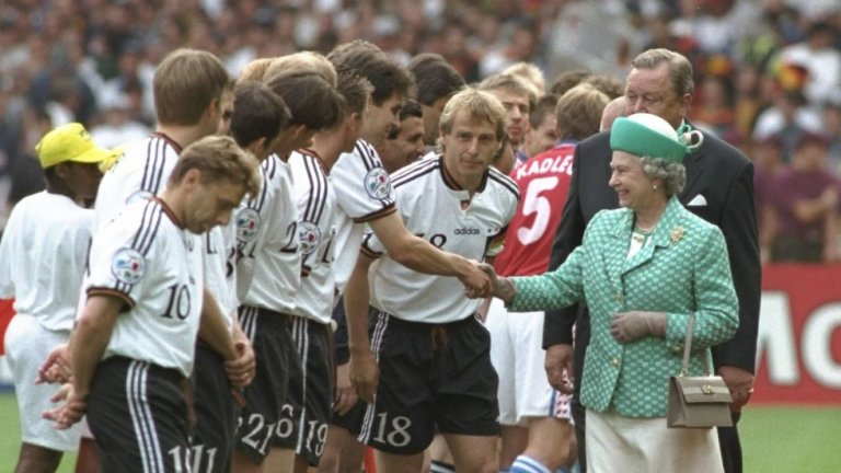 Един от историческите футболни моменти с участието на Елизабет II е на стадион "Уембли" на Евро '96. Кралицата поздравява новия европейски шампион Германия след победата над Чехия на финала