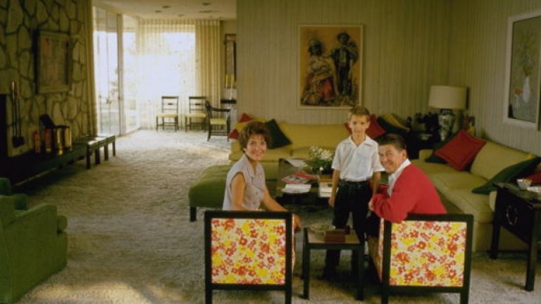Роналд и Нанси Рейгън позират в уюта на дома си заедно със сина си Рон