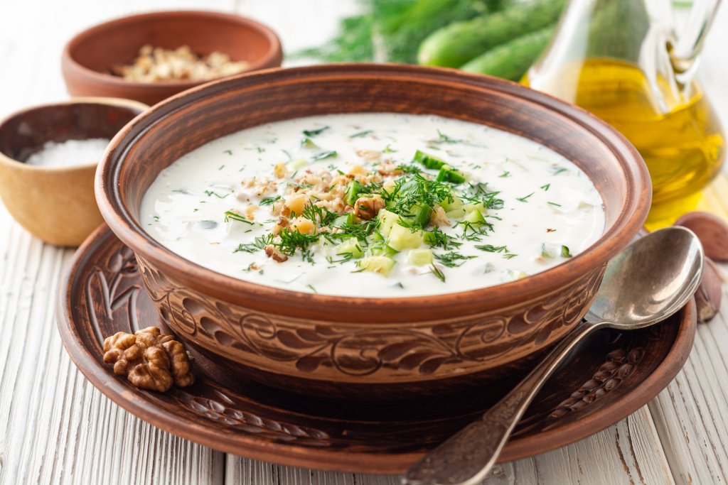 Таратор„Таратор“ на турски се е наричал сос от изкиснат хляб, оцет, орехи и подправки. Освен това редица студени супи също са се определяли като „таратор“. В началото на XX век обаче възниква българският таратор – студена супа от кисело мляко, краставици, копър, чесън и орехи.
Около родния таратор витаят доста спорове – разрежда ли се млякото с вода, с колко точно вода, добавят ли се традиционно орехи, или са по-скоро екстра към супата, и, не на последно място, режат ли се на кубчета краставиците, или могат и да се настържат за по-лесно.
Тук Рецептурникът за заведения за обществено хранене е категоричен за едно – краставиците са на кубчета, а киселото мляко трябва да е 3 към 1 с водата. И, да, слагат се орехи.