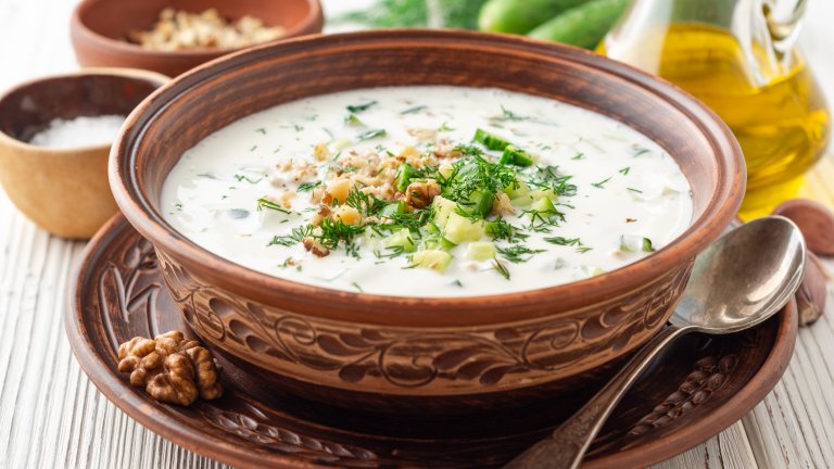 Таратор„Таратор“ на турски се е наричал сос от изкиснат хляб, оцет, орехи и подправки. Освен това редица студени супи също са се определяли като „таратор“. В началото на XX век обаче възниква българският таратор – студена супа от кисело мляко, краставици, копър, чесън и орехи.
Около родния таратор витаят доста спорове – разрежда ли се млякото с вода, с колко точно вода, добавят ли се традиционно орехи, или са по-скоро екстра към супата, и, не на последно място, режат ли се на кубчета краставиците, или могат и да се настържат за по-лесно.
Тук Рецептурникът за заведения за обществено хранене е категоричен за едно – краставиците са на кубчета, а киселото мляко трябва да е 3 към 1 с водата. И, да, слагат се орехи.