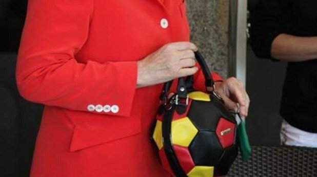 Канцлерът на Германия Ангела Меркел се появи с тематична чантичка преди финала на световното първенство снощи