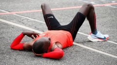 Кипчоге даде време от 2 часа и 25 секунди, което е с над 2:30 минути по-добре от световния рекорд на друг кениец - Денис Кимето, който на маратона в Берлин през 2014 година даде време от 2 часа, 2 минути и 57 секунди.